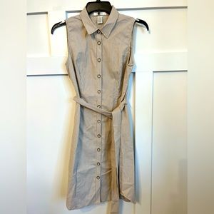 Sleeveless belted button-down dress by Grace. Size 8